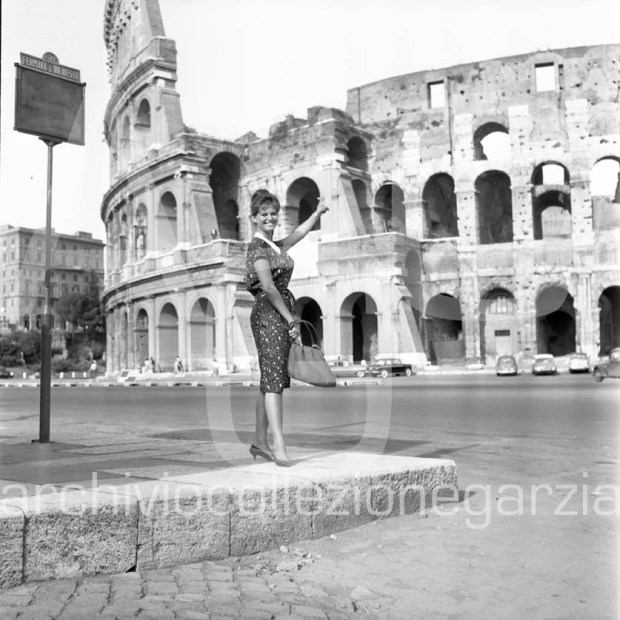 claudia cardinale roma colosseo wm