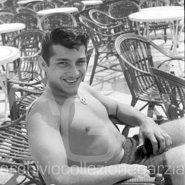 Paul Anka primo piano torso nudo2-8-59003
